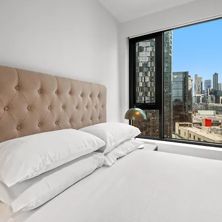 Chic 2-Bed Inner-City Abode With Bbq, Gym & Pool Melbourne Exterior photo