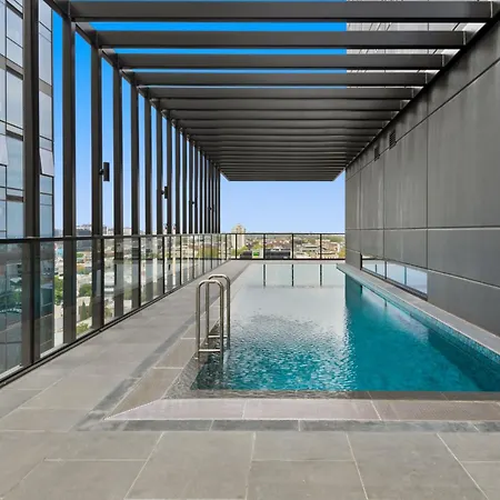Chic 2-Bed Inner-City Abode With Bbq, Gym & Pool Melbourne Exterior photo