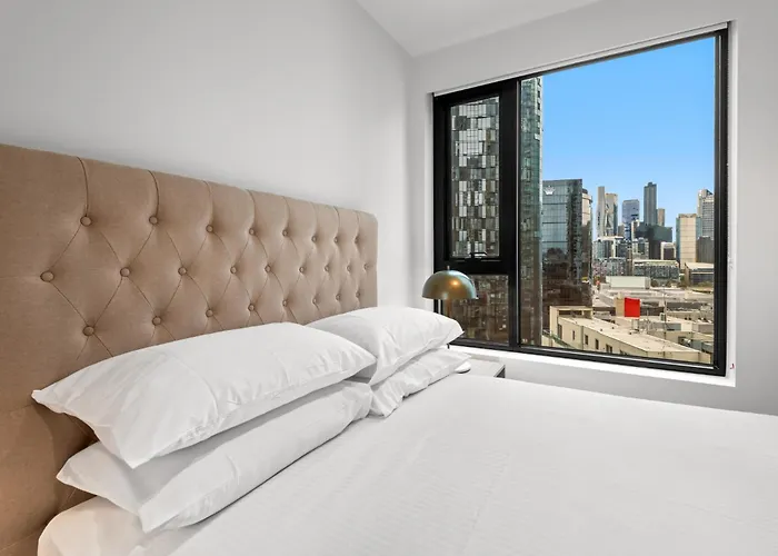 Chic 2-Bed Inner-City Abode With Bbq, Gym & Pool
