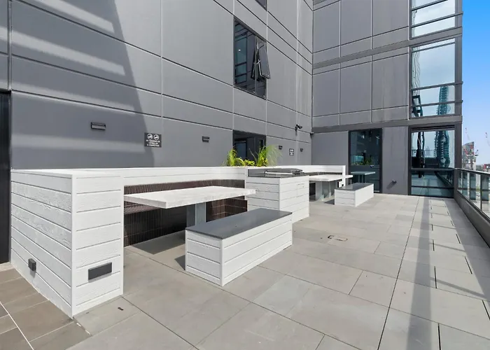 Chic 2-Bed Inner-City Abode With Bbq, Gym & Pool