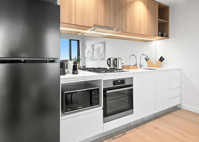 Chic 2-Bed Inner-City Abode With Bbq, Gym & Pool