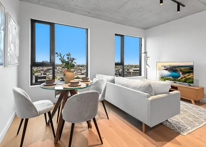 Chic 2-Bed Inner-City Abode With Bbq, Gym & Pool